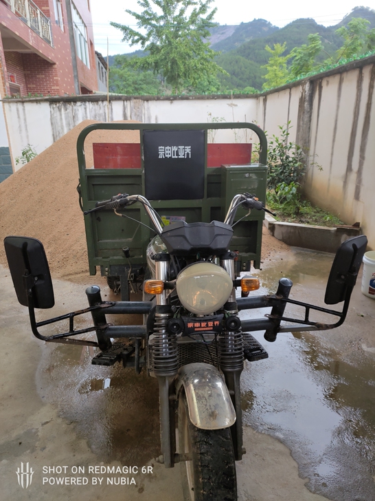 个人一手三轮摩托车,300大马力,只骑了一...