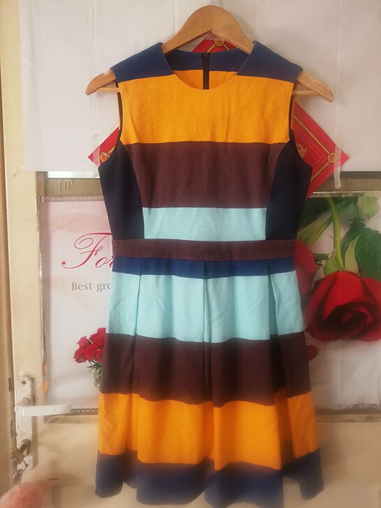 zii专柜正品。非常舒适时尚彩裙裙装。9层...