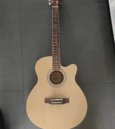 民谣吉他一只，不认得啥牌子，闲置无用，成色...
