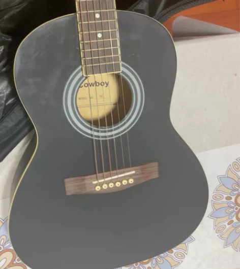 吉他，普通吉他，琴行买的，没弹过几次 感兴...