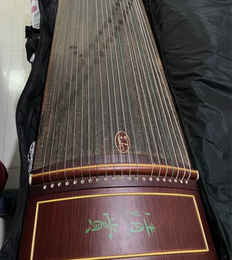 出两架闲置古筝,常规尺寸大小,实用,适合练...