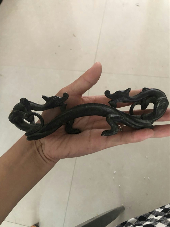 从老家翻出来的，可以做毛笔架，铜的，分量足...