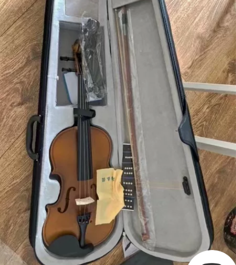 过生日朋友送的4/4小提琴,给了几乎没弹过...