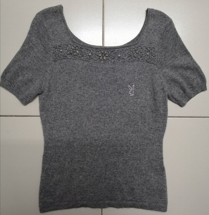 PLAYBOY花花公子灰色钩花订珠水钻羊绒...