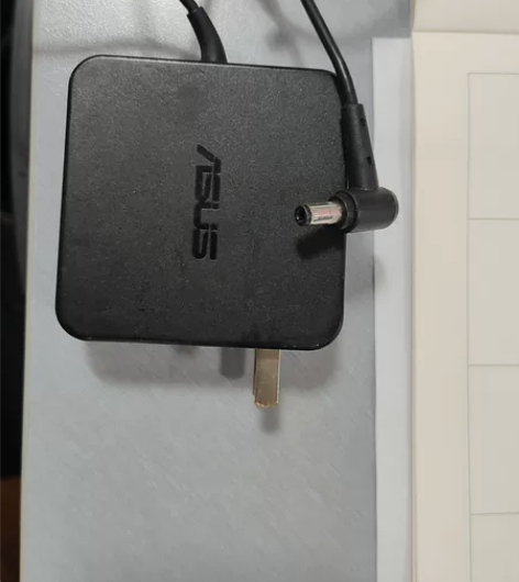 华硕电脑电源线，注意插头是否合适。不议价。...