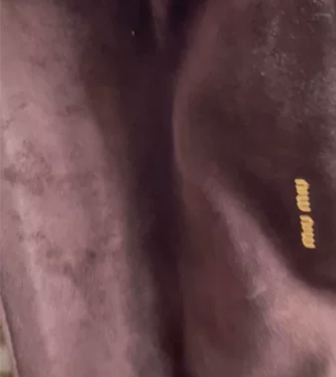 miumiu手拿包 麂皮 感兴趣的话点“我...