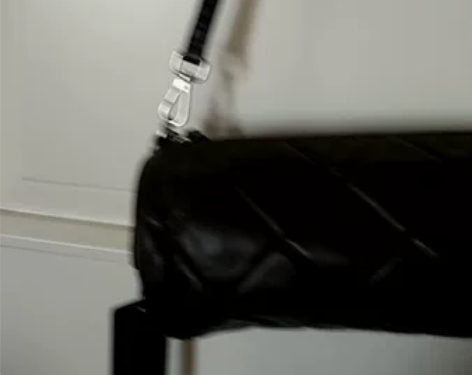 全新带吊牌咖啡色头层牛皮女式斜挎包。包包是...