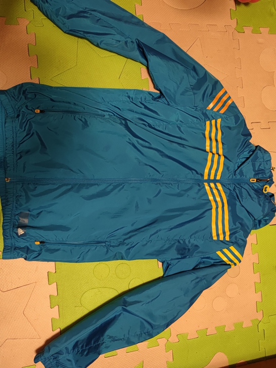 阿迪达斯adidas防风外套,里面有层薄棉...