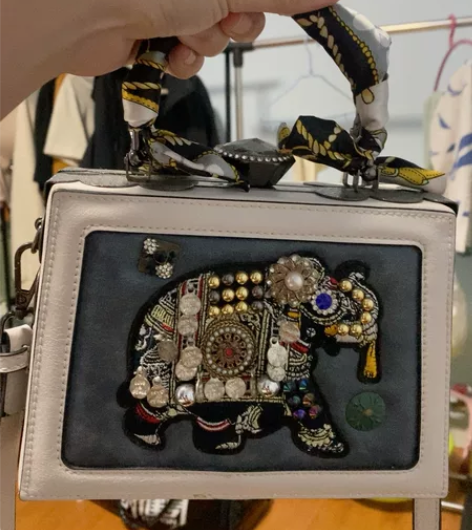 大象图案硬版手提斜挎包。青岛李村中纺买的，...