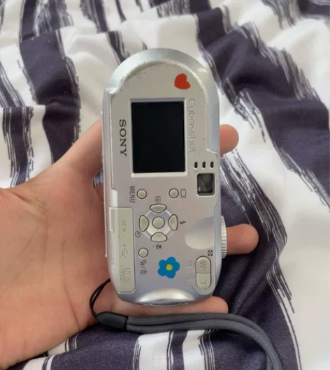 索尼p73，因为是塑料的所以相机划痕很明显...