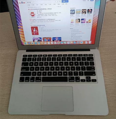 个人一手苹果MacBook Air笔记本。...