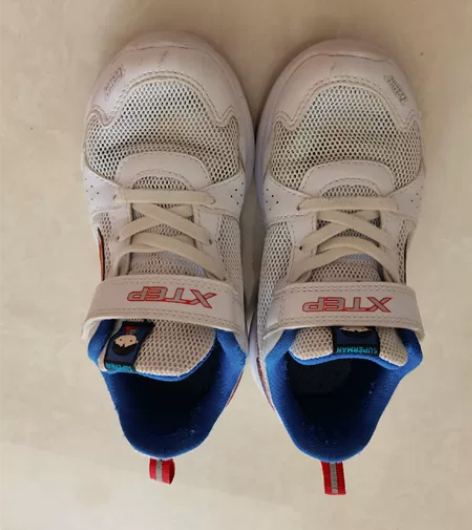 特步男童儿童单网运动鞋，31码内长19.5...