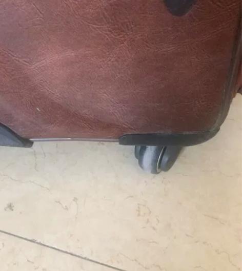 26寸 行李箱旅行箱 皮质 万向轮 两个夹...