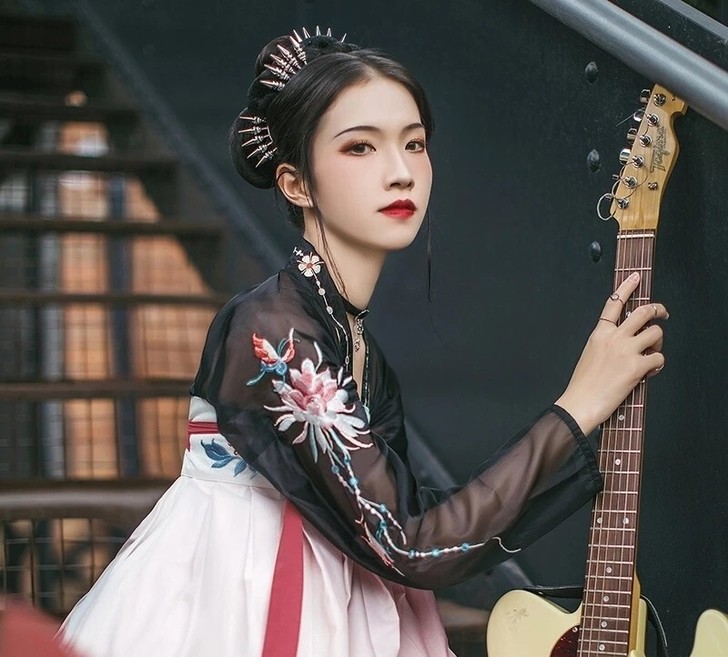 汉尚华莲汉服，直领对襟衫，思华年。刺绣太美...