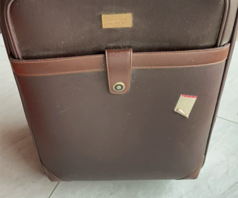 行李箱 自提优先,外地邮费自理明显使用痕迹...