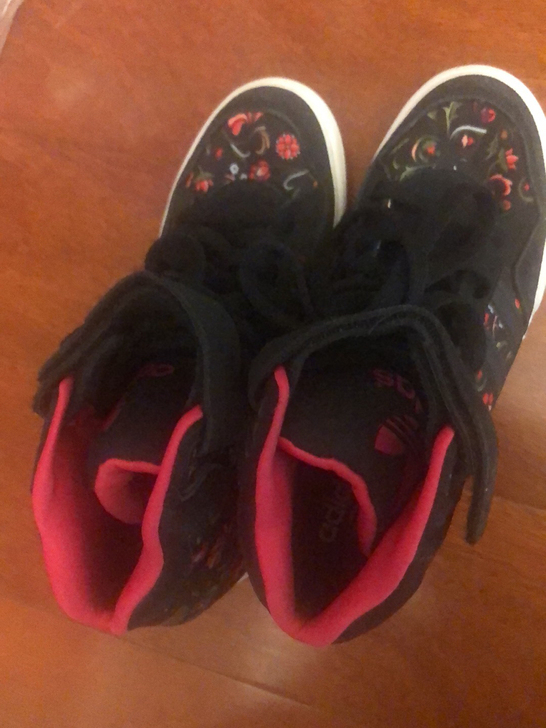 阿迪达斯鞋，尺码如图，穿过一次，发出后不退...