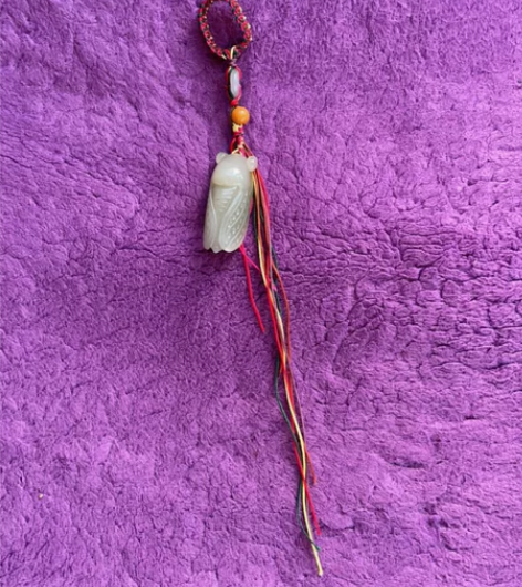 扇箍,和田玉的蝉,翡翠的扣子,黄龙玉的珠子...