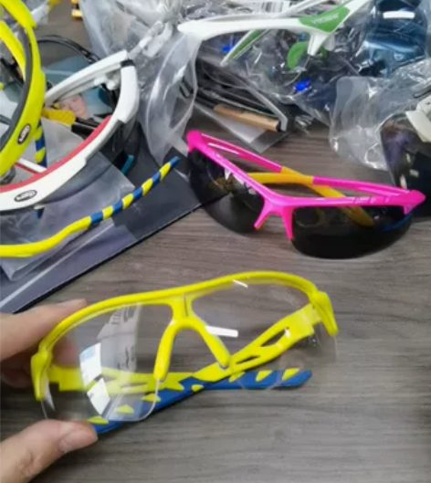 变色防爆骑行跑步眼镜 看视频就懂，捡漏吧，...