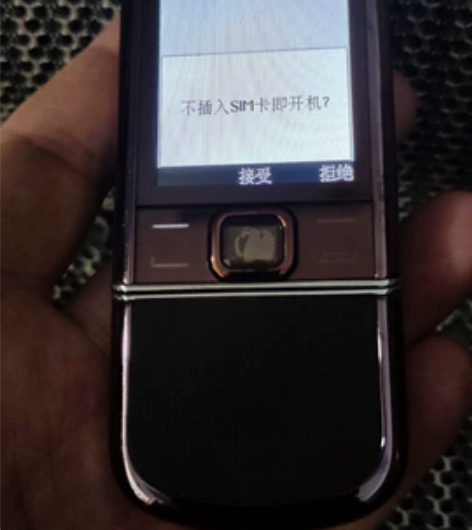 诺基亚手机，应该是仿的 成色挺好的，电池充...