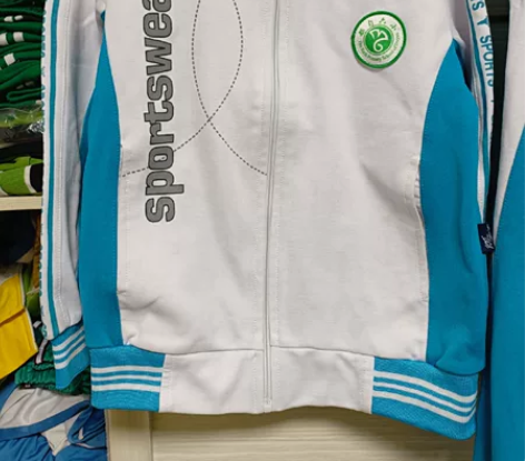 165码六小校服两件衣服一条裤子，加一条冬...