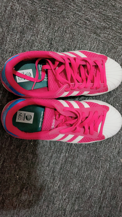 阿迪达斯贝壳鞋