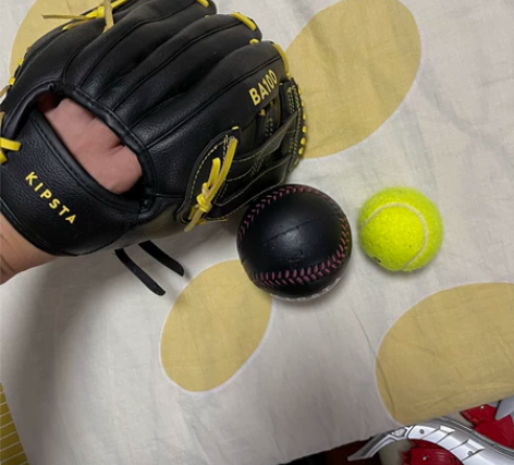 棒球手套加一个硬球加一个软球，适合6岁以上...