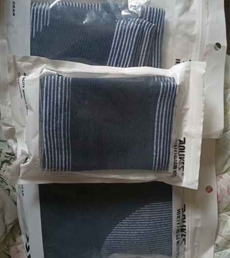 排球护具，买回来没有用过，护膝，护腕和护踝...