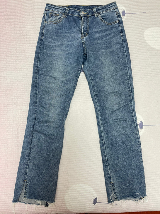 牛仔裤，版型超正。带侧开衩，穿过两三次。1...