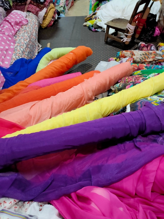 净色纺丝布料素色仿丝面料，薄透滑柔顺轻飘逸...