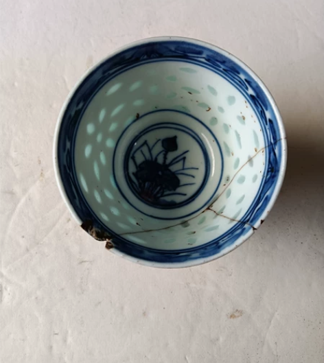 清代玲珑瓷小杯，胎质细，做工漂亮，康熙年制...