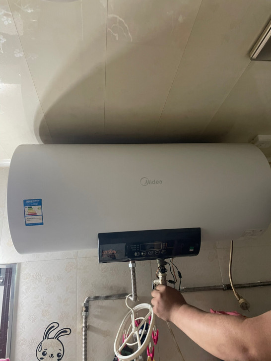 美的热水器60升成色很好，现在搬家用不上，...