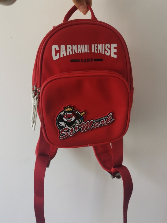 威尼斯双肩包，小红色非常鲜亮，全新的，买衣...