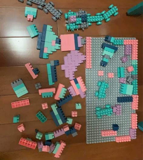 大颗粒积木桌子,购自京东。原来有200个颗...