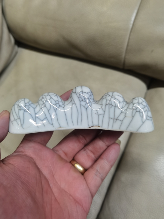 清中期哥釉笔山,质量非常好,全美品相。难得...