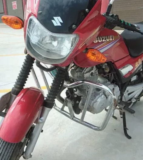 邻居家的铃木125摩托车，原装未动过。骑了...