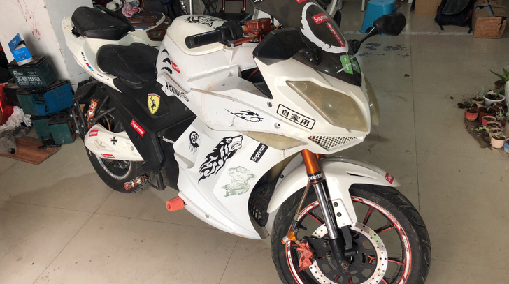 三拉二极光白色，尾部翘头损坏，介意的慎拍，...