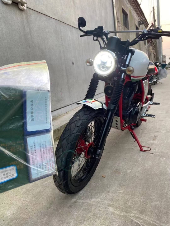 新到精品双缸电喷大V咖250突破者手续齐全...