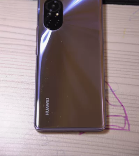 华为nova8 5g版，双卡全网通。8+1...