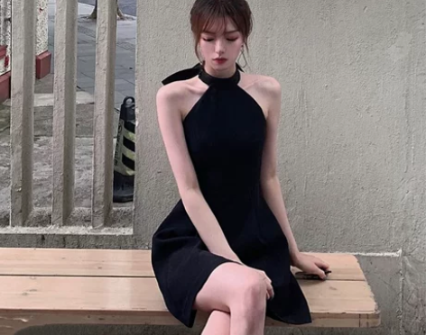 法式挂脖连衣裙女夏2022新款春款设计感小...