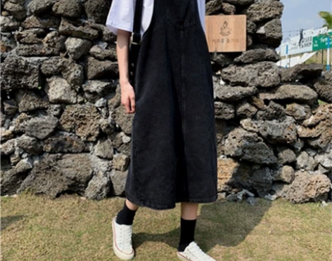 黑色背带裙 买大了 又瘦了三十斤了 便宜卖...