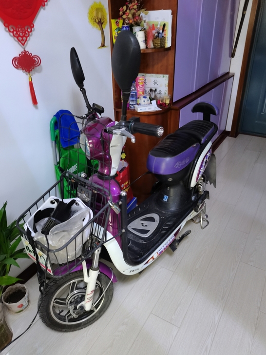 七成新小刀电动车，电池报废，其他保持状态良...