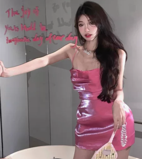 粉色挂脖吊带连衣裙女夏季高级感pu皮裙辣妹...