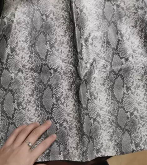 A字裙 搭配白色衣服很好看 感兴趣的话点“...