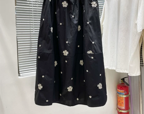 花朵刺绣松紧腰过膝半身裙女复古百搭A字大摆...