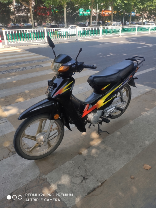 豪爵110弯梁摩托车一辆