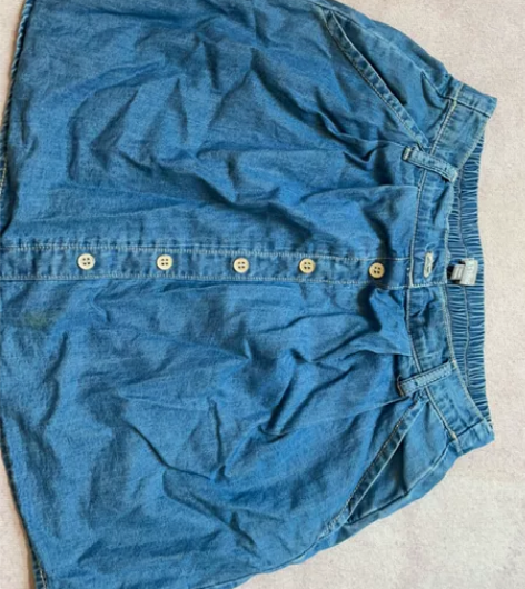 牛仔短裙 实体店购入 下过一次水，未穿 适...