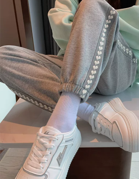 灰色束脚运动裤女2022秋冬显瘦高腰宽松休...