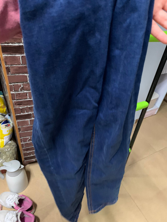 紧身牛仔裤。裤长92左右。只穿过一两次。