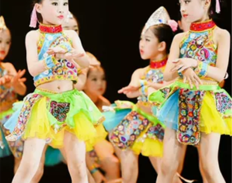 抖音紫金舞蹈夏日里的滴滴调同款民族儿童演出...