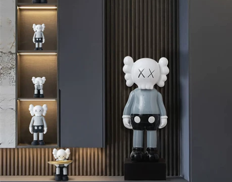 网红暴力熊潮牌卡通公仔大型落地沙发电视柜旁...